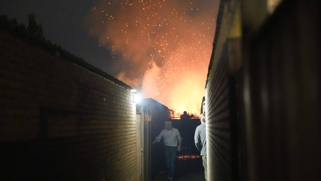 Vier schuurtjes stonden in brand (Foto: Erik Haverhals / Persbureau Heitink).