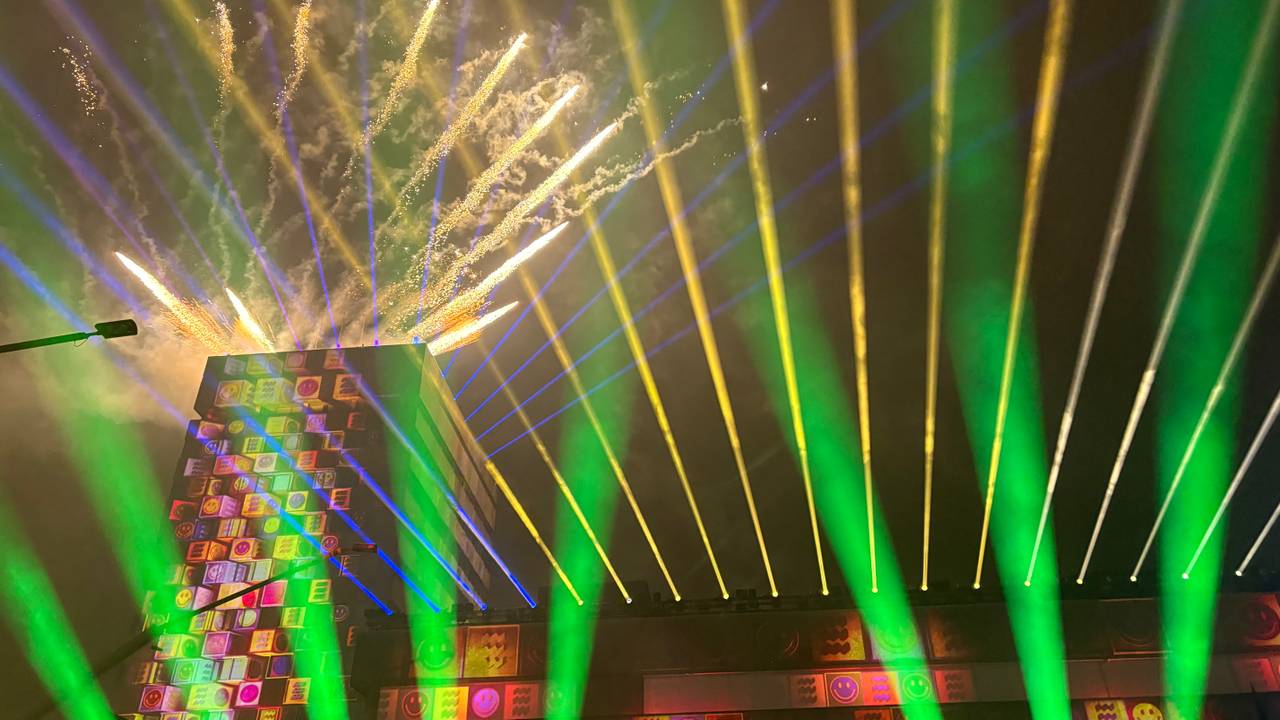 De licht- en vuurwerkshow op het stadhuisplein in Eindhoven (Foto: Omroep Brabant.)