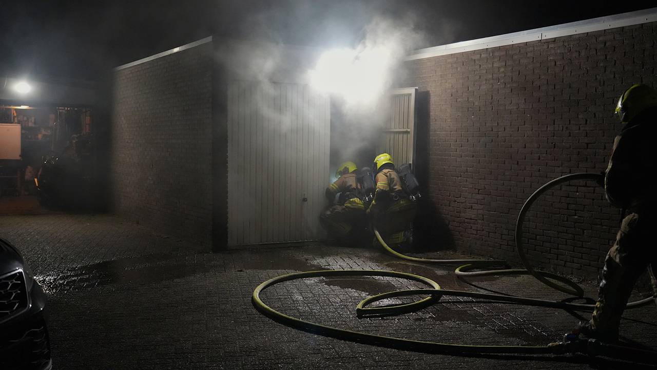 De garagebox stond in brand (Foto: Jeroen Stuve / Persbureau Heitink)