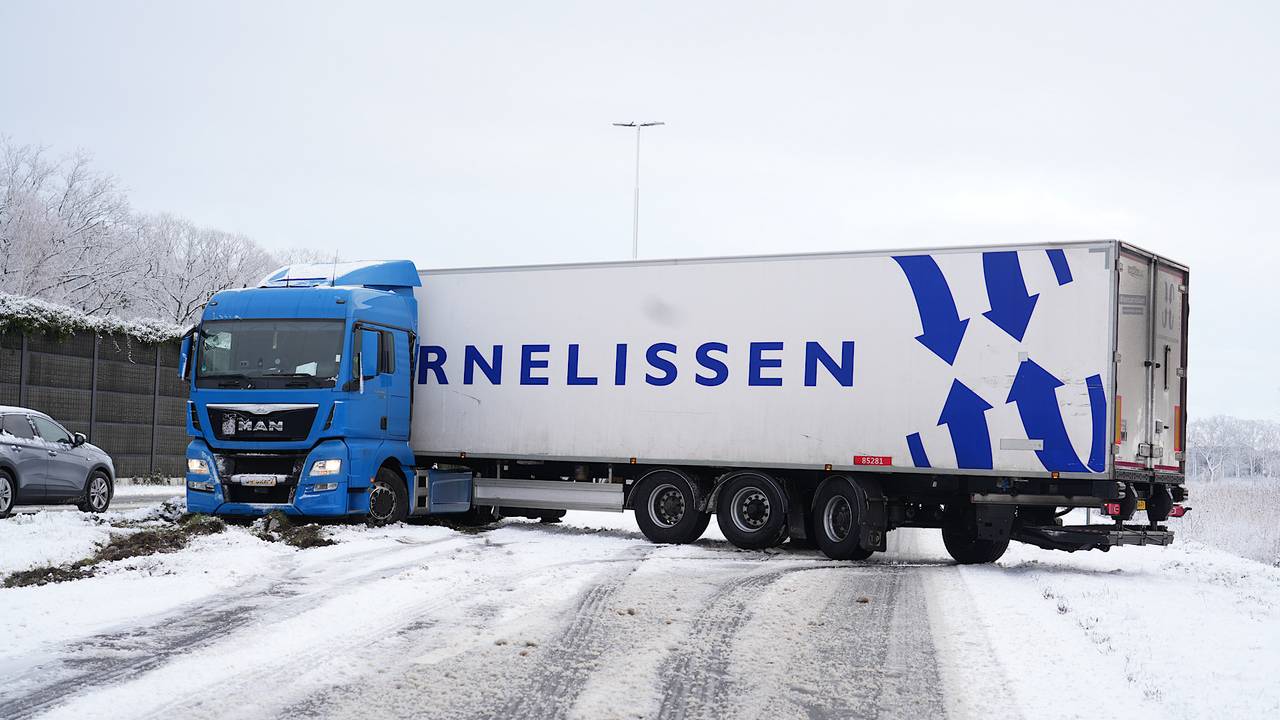 Vrachtwagen geschaard op Burgemeester Letschertweg bij Dongen (foto: Jeroen Stuve / Persbureau Heitink).