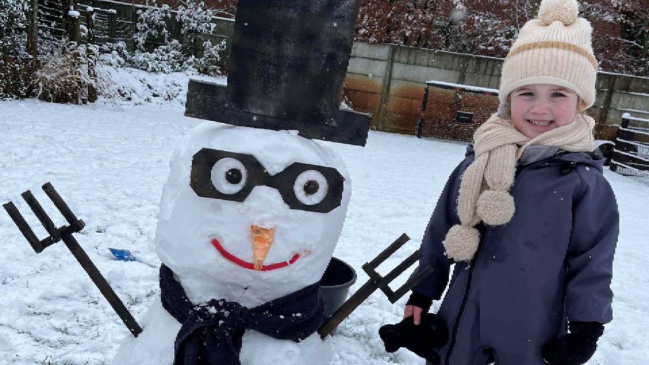 Familie Van der Heijden maakte 'Frosty de Sneeuwpop' in Reusel. 