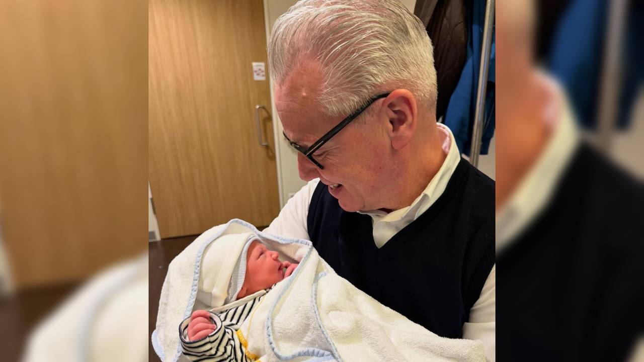 Rudolph van Veen met zijn kleindochter (foto: Rudolf van Veen/Instagram).