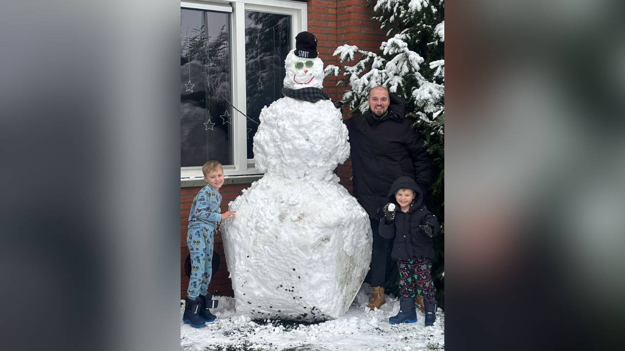 Mees (7) en Sep (5) in Rosmalen hebben een sneeuwpop gemaakt van 2 meter hoog. 