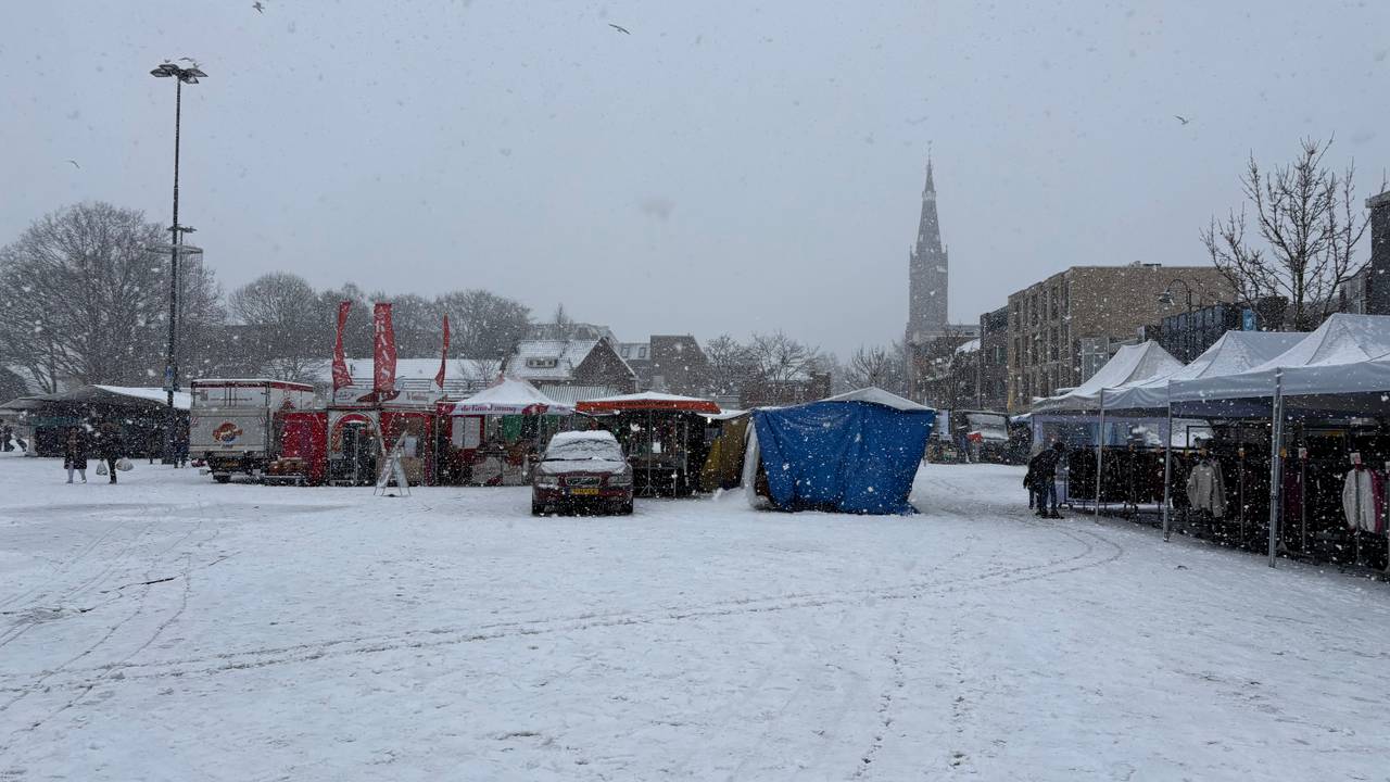 De Woenselse Markt in Eindhoven was deze zaterdag nog niet voor de helft bezet (foto: Hans Janssen).