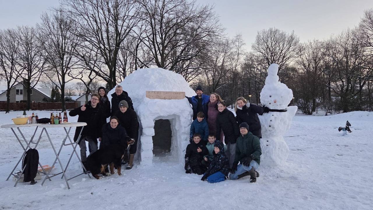 Save the Best for last, maar met dit prachtplaatje uit Best wilden we niet te lang wachten. Steffie en haar buurtgenoten leefden zich vandaag maximaal uit, met een levensgrote sneeuwpop én een iglo die via Funda voor drie ton verkocht kan worden.