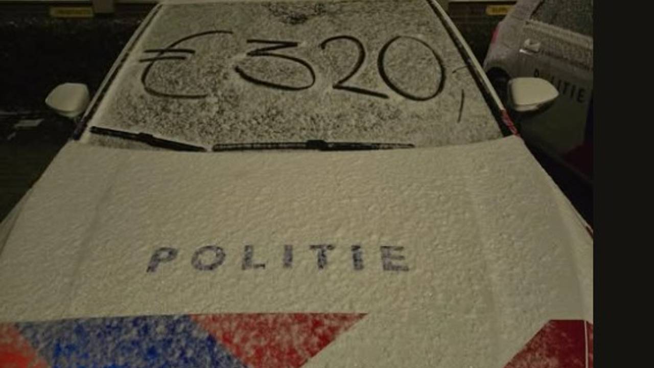 Politie waarschuwt voor een hoge boete wanneer autoruiten niet schoon zijn. Je betaalt 320 euro wanneer de voorruit niet voldoende sneeuw- of ijsvrij is. Ook wijst ze op gladde wegen (foto: Politie Bergeijk, Eersel, Bladel, Reusel-De Mierden op Facebook).