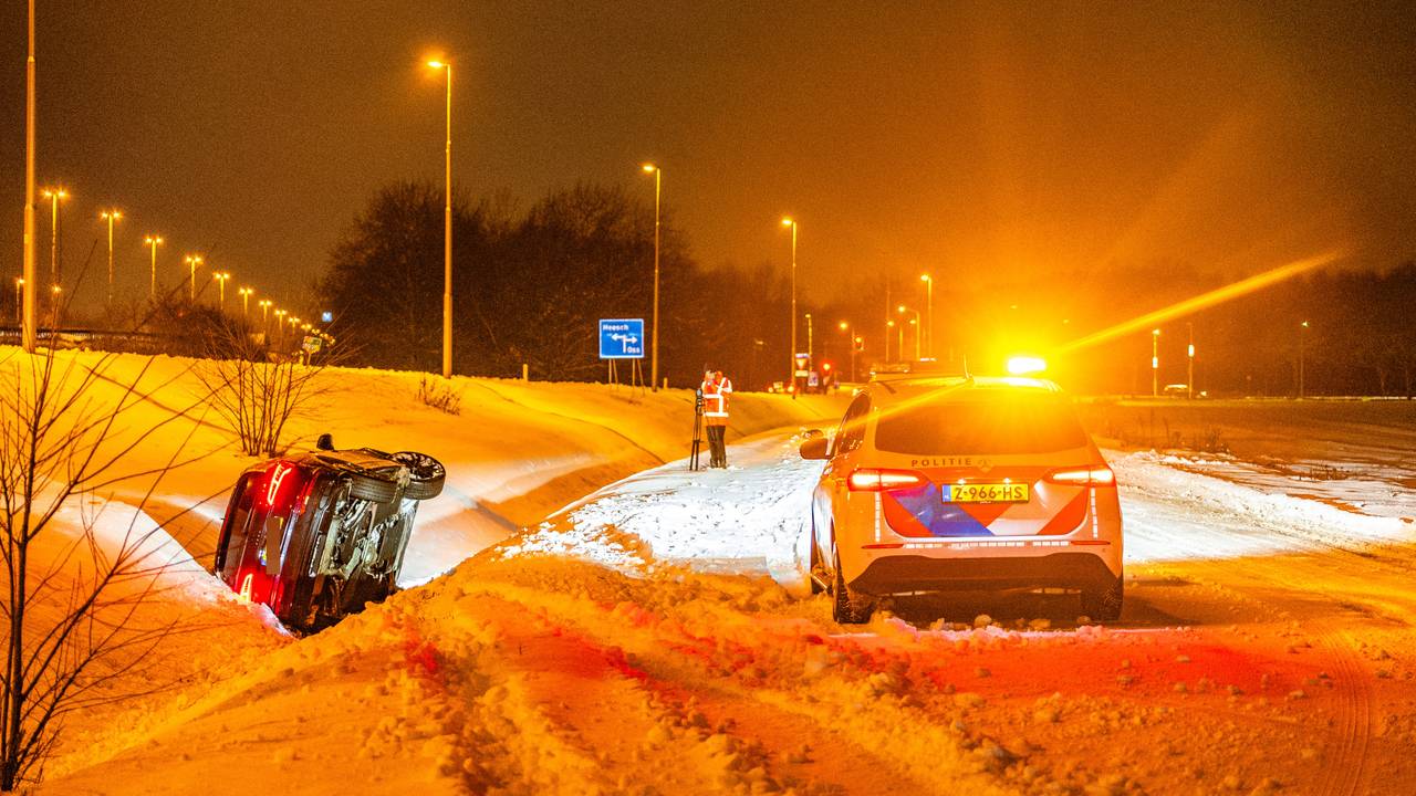 De politie brengt de situatie na het ongeluk in Oss in kaart (foto: Lucas Lammers/Persbureau Heitink).
