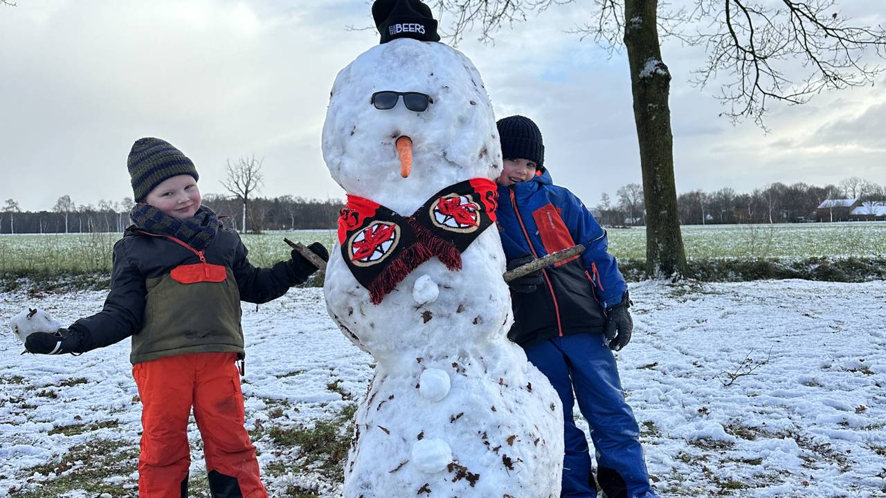 De sneeuwpop van Mats en Noud uit Oostelbeers kreeg een leuk carnavalesk tintje (Foto: Inge van Genugten).