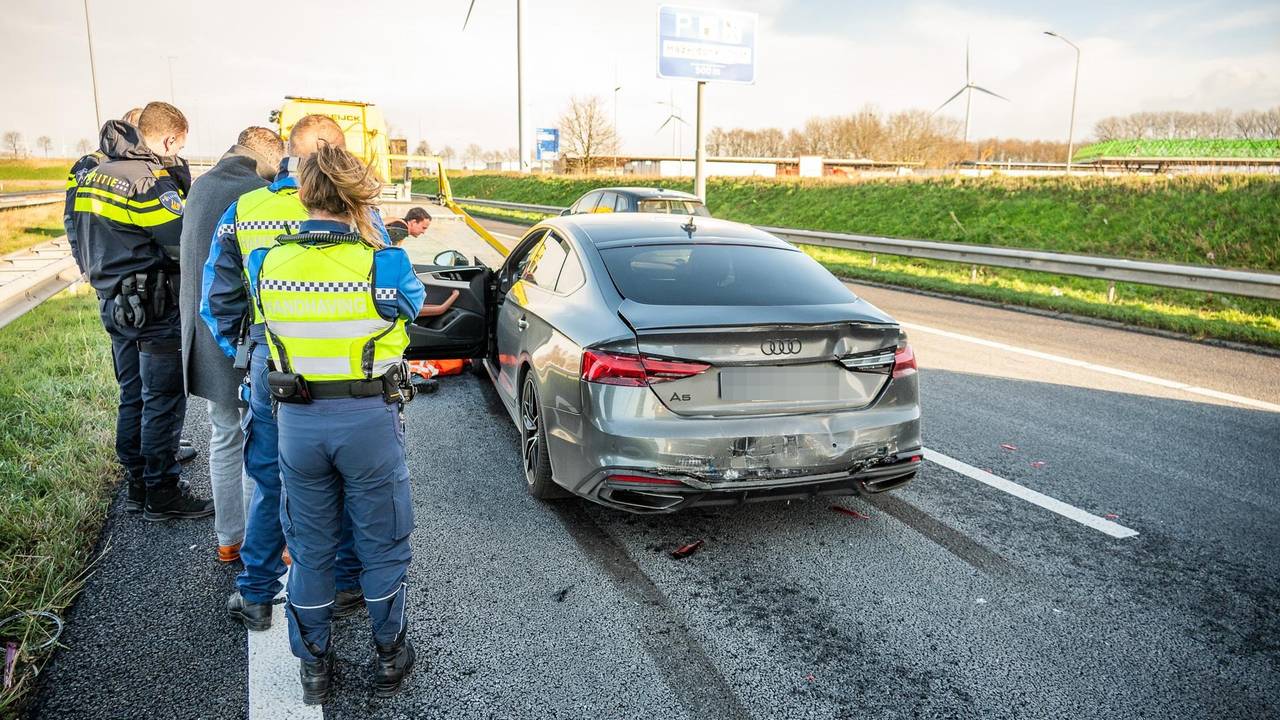 Touringcar botst tegen auto (foto: Tom van der Put - Persbureau Heitink). 