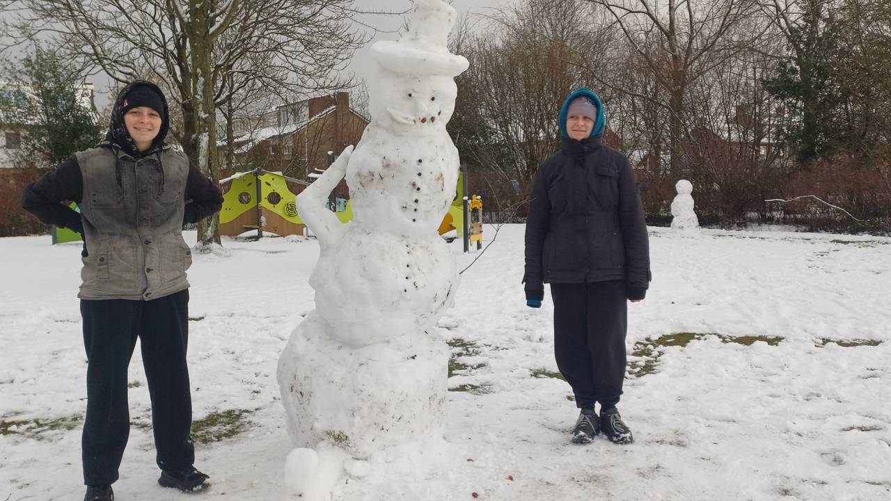 De sneeuwpop van Anne en Veerle torent zelfs boven hen uit (Foto: Marianne van Hoof).