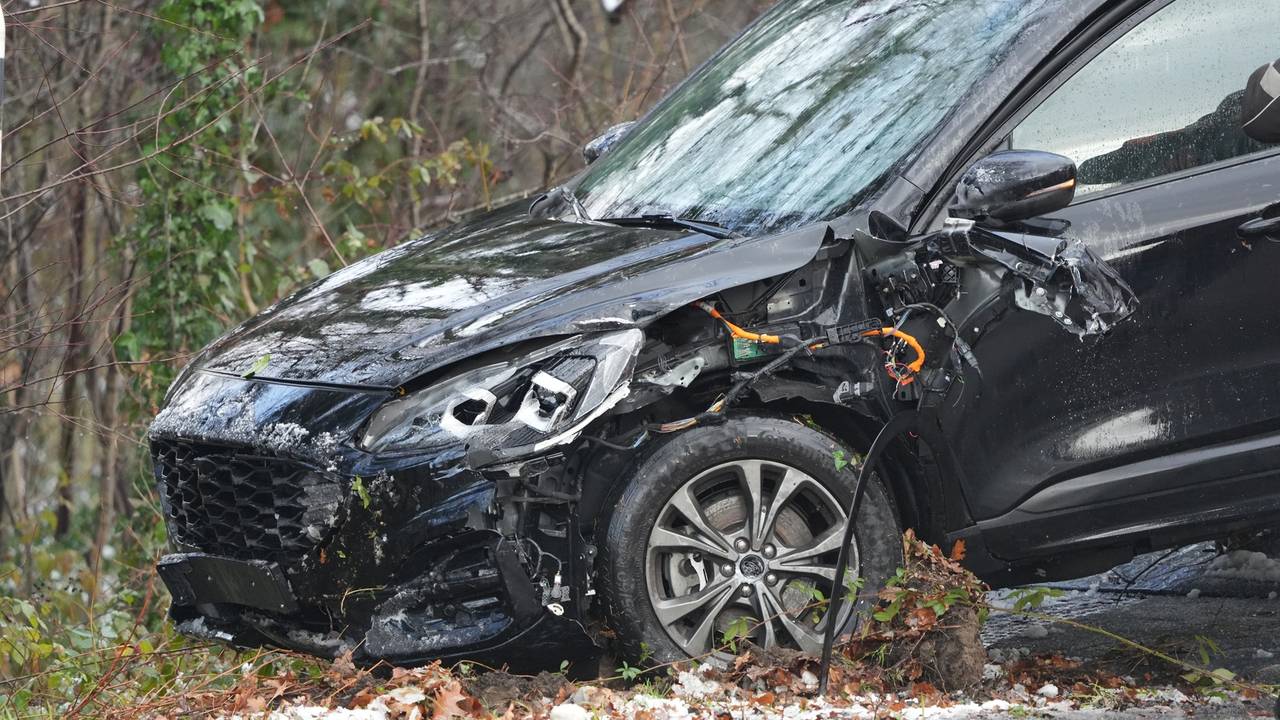 De auto raakte flink beschadigd (foto: Jeroen Stuve / Persbureau Heitink).
