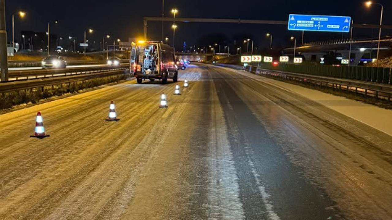 Het is erg glad op de A59 bij Waalwijk (foto: Verkeerspolitie).