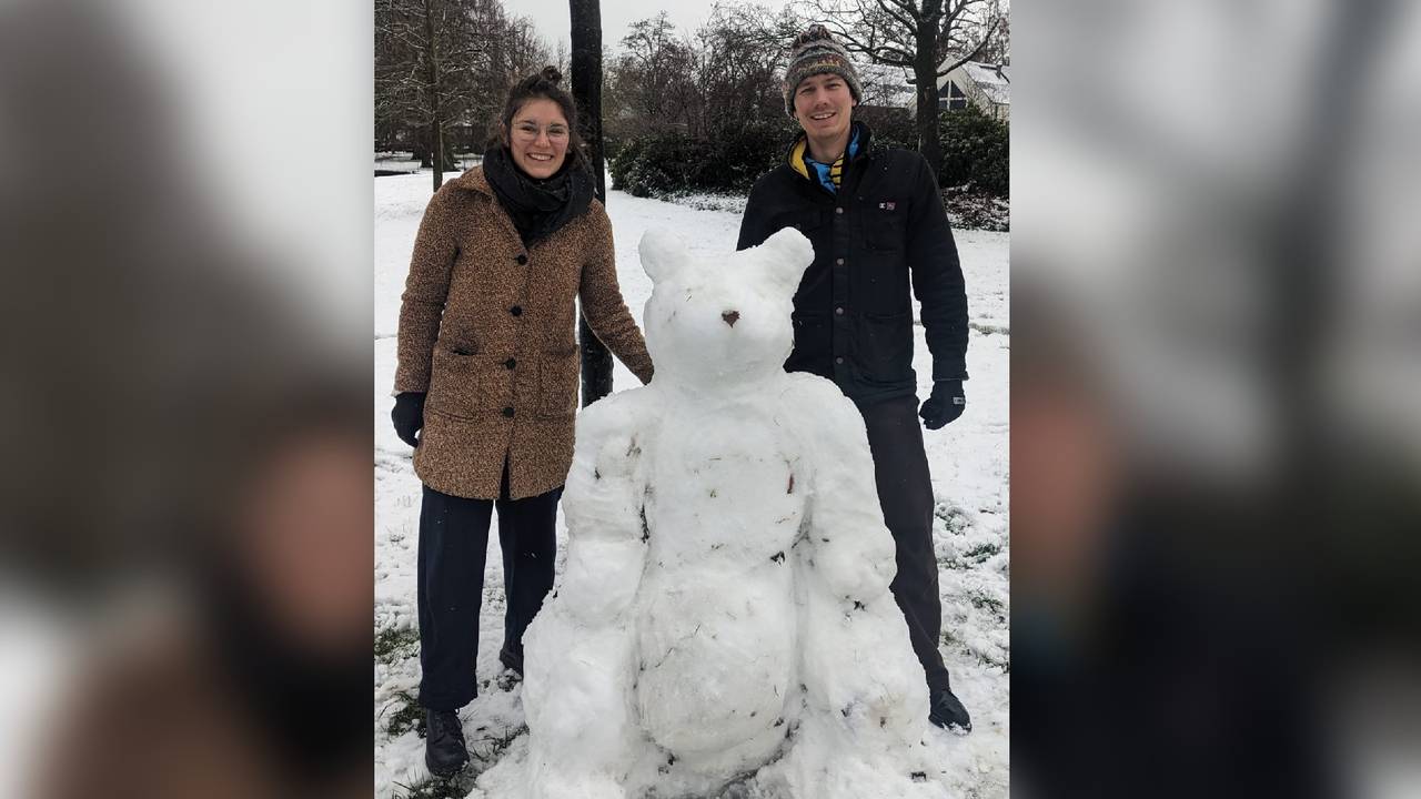 Ezra en Hugo maken een sneeuwpoes in Vught.