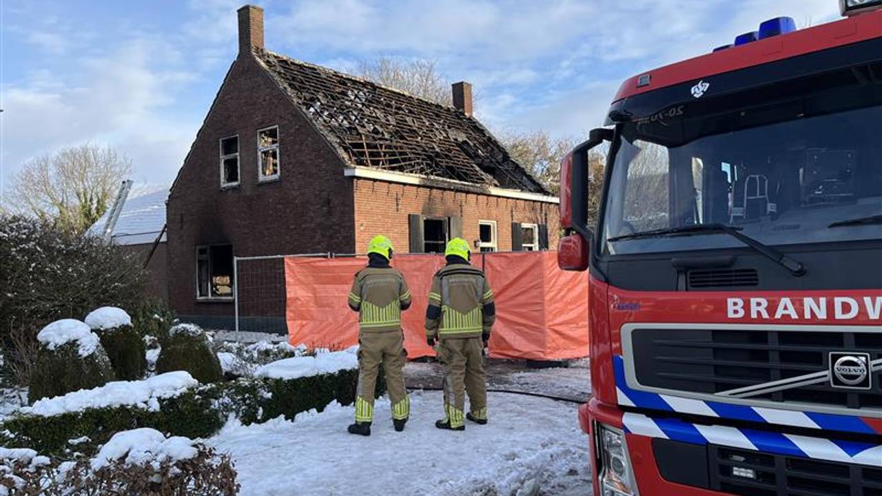 De brandweer is maandagochtend weer aanwezig (foto: Eva de Schipper).
