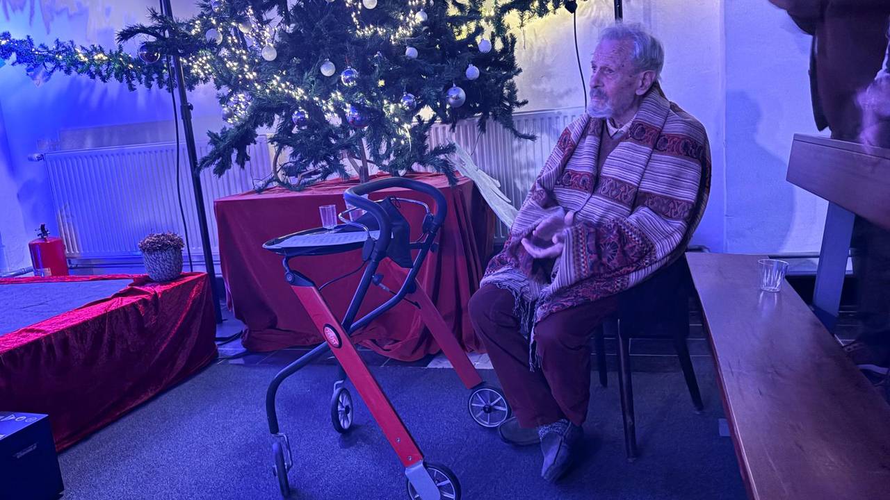 Henk van der Vliet luisterde aandachtig naar zijn muziek (Foto: ZuidWestTV).