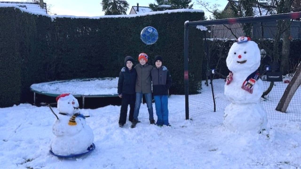 Deze jonge Willem II-fans hielden een potje voetbal in de tuin met sneeuwpoppen (foto: Birgit Vriens).
