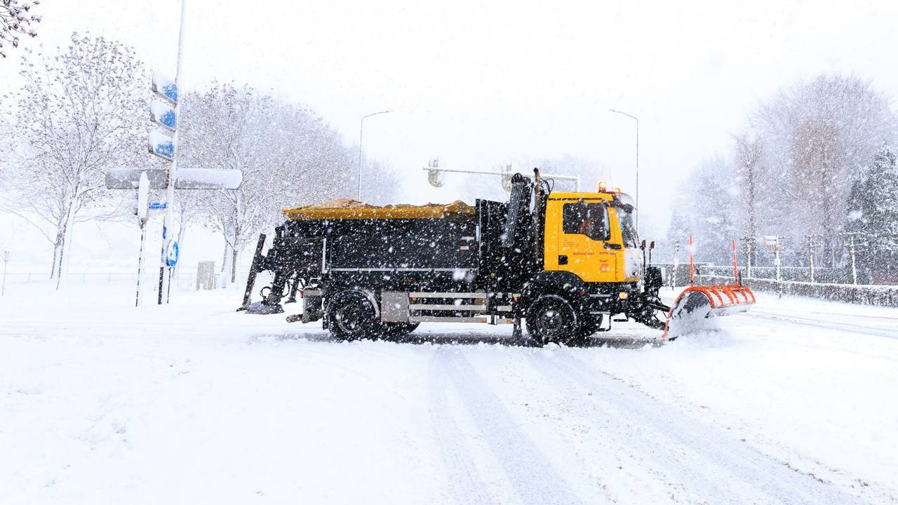 Sneeuwschuiver in actie in Beers (foto: Henk Straatman).