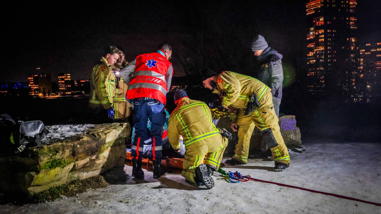 Man valt in Meerhoven in Eindhoven door gladheid (foto: Persbureau Heitink).