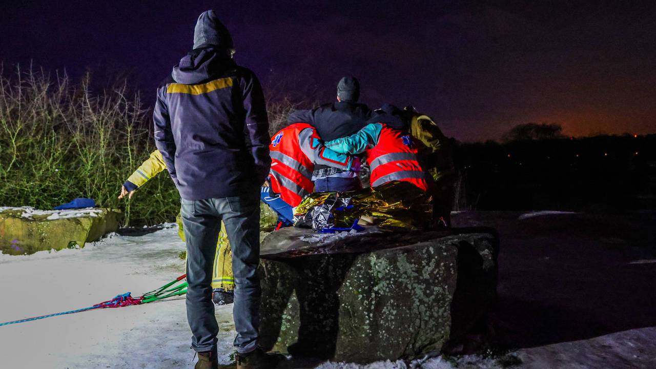 De ambulancebroeders helpen hem (foto: Persbureau Heitink).