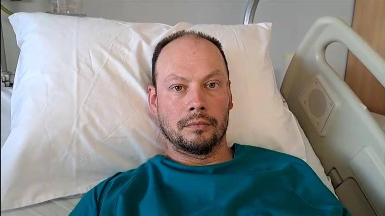 Michael van der Sloot vanuit zijn bed in het ziekenhuis.