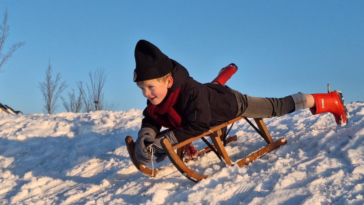 De sneeuw zorgt voor sleeplezier in Teteringen (foto: Don van Dongen).