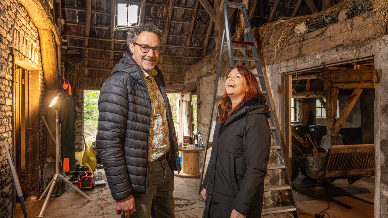 Jaap en Lotte in de boerderij (foto: Bas van den Biggelaar).