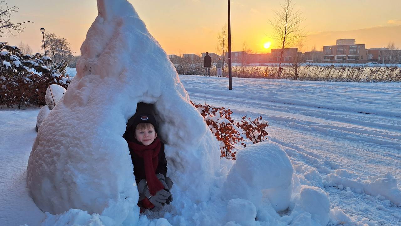 Don vraagt zich af hoe lang er nog gespeeld kan worden in de iglo (foto: Don van Dongen).