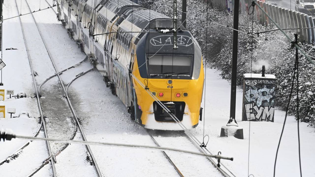 Er rijden geen treinen vanwege het winterweer. (Foto ANP)