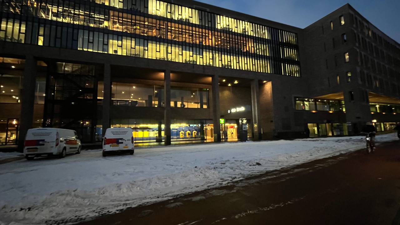 Bij station Breda is het vooralsnog rustig.