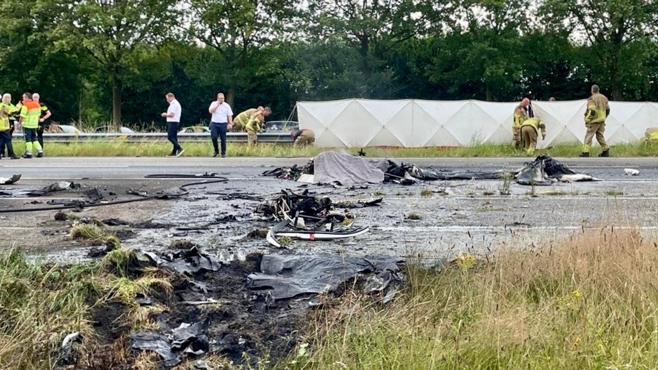 Het vliegtuigje stortte neer op de snelweg A58 (foto: Robert te Veele).