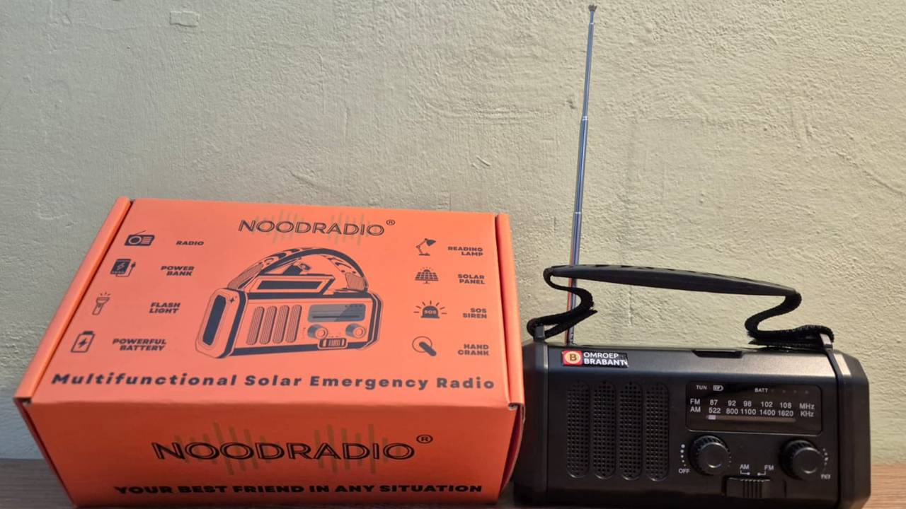 Een noodradio (foto: Niek de Bruijn)