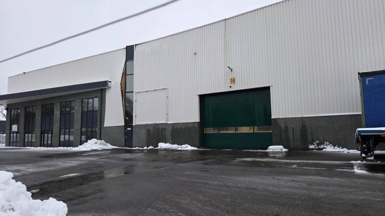 Het dak van een bedrijf aan de Gesworenhoekseweg op industrieterrein Vossenberg in Tilburg dreigde woensdagmiddag in te storten door de hevige sneeuwval..(foto: Noël van Hooft).