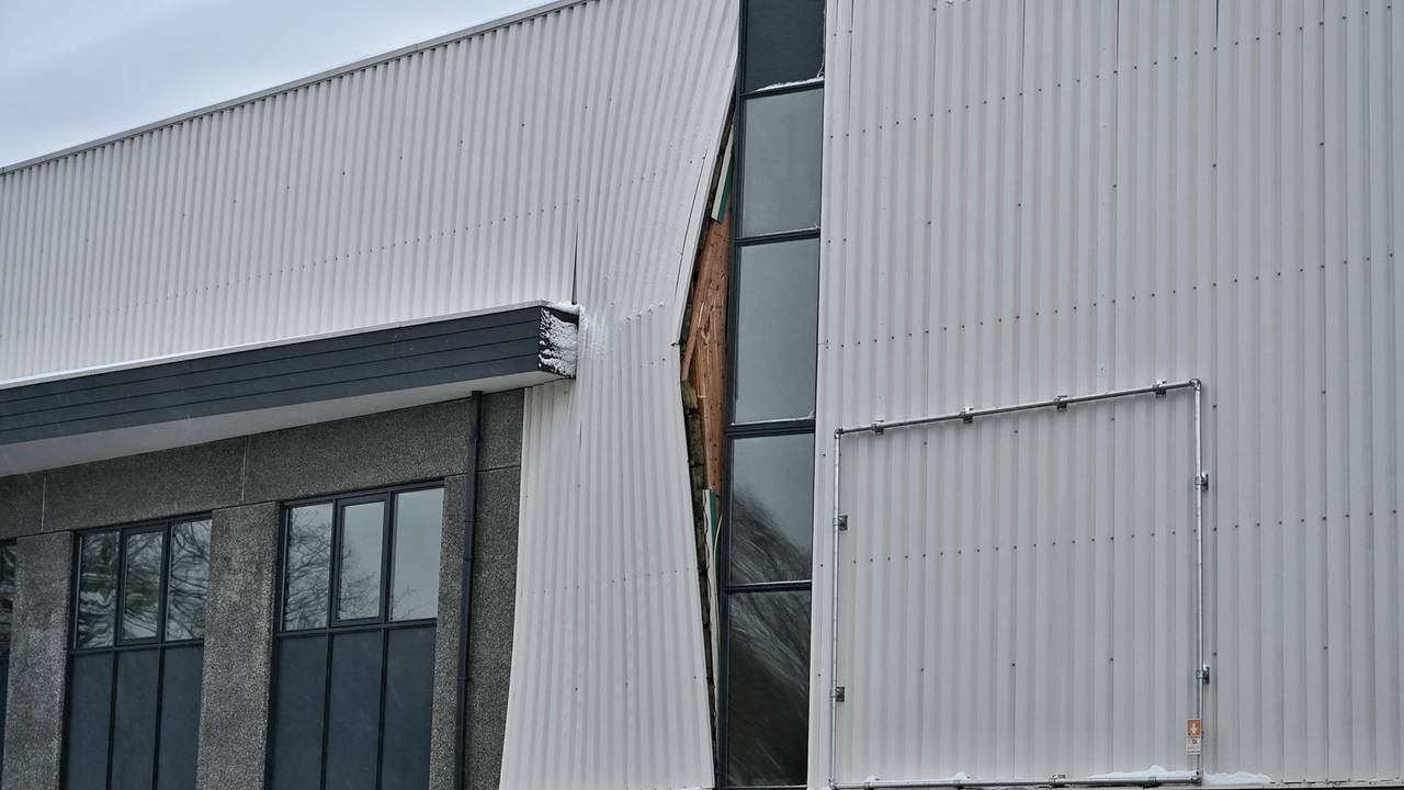 Daken van bedrijven in Tilburg dreigen in te storten door sneeuw