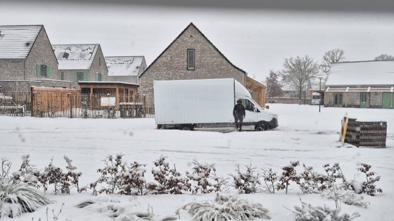 Een bezorger zit vast met zijn bestelbus in de wadi in de nieuwbouwwijk de Groene Ruiter in Uden (foto: Privéarchief.)
