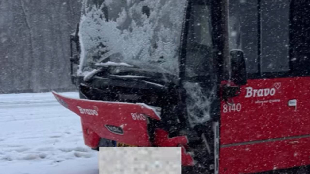 De kapotte stadsbus (foto: Politie Eersel de Kempen/instagram).