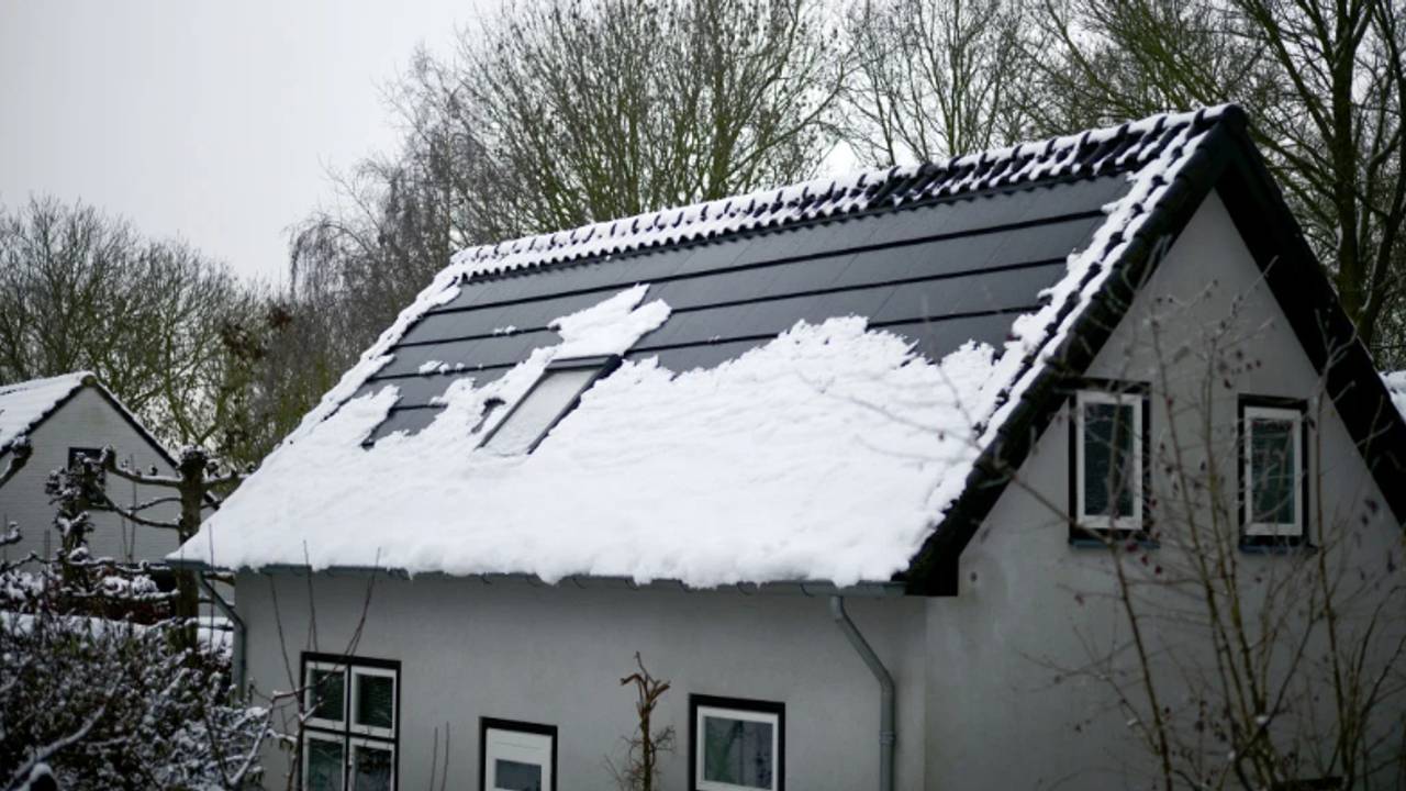 Sneeuw op zonnepanelen (foto: ANP).