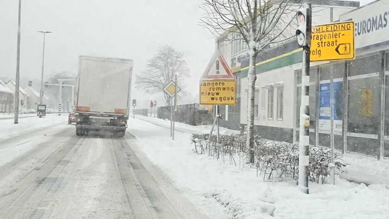 Sneeuw op Ringbaan-Noord in Tilburg (foto: Job). 