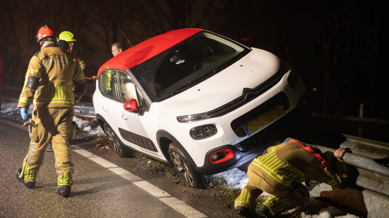 Auto belandt bovenop vangrail bij A58 Sint Willebrord