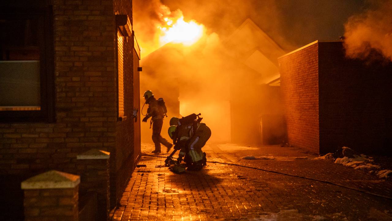 Vlammen slaan uit schuur in Sint Willebrord