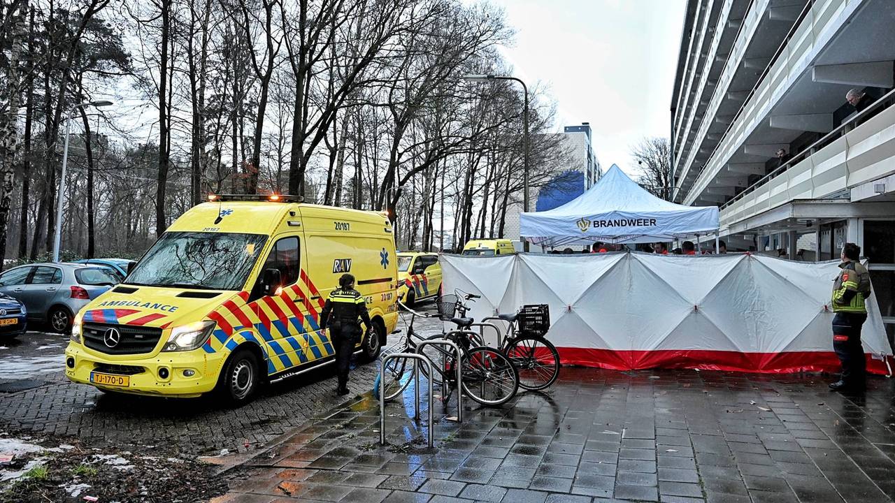 Dode man aangetroffen onder flat Tilburg