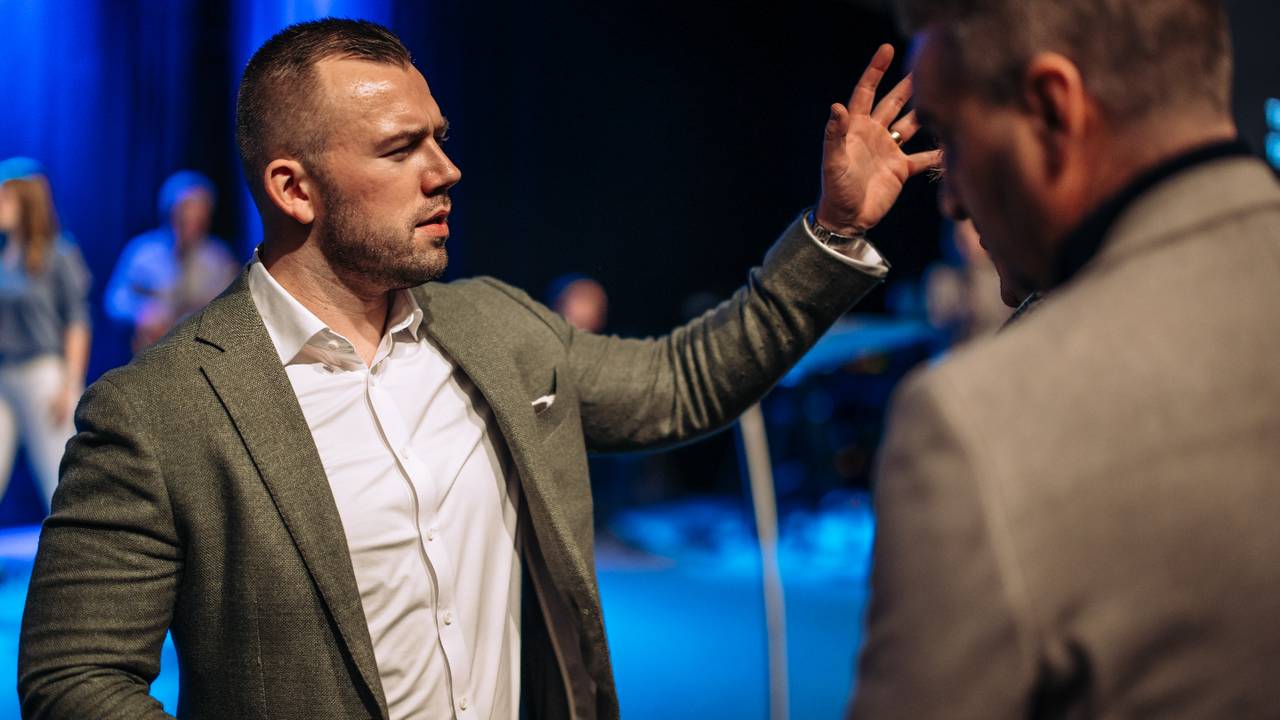 Tom de Wal tijdens een eerdere genezingsdienst (Foto: Facebook Frontrunners Ministries). 