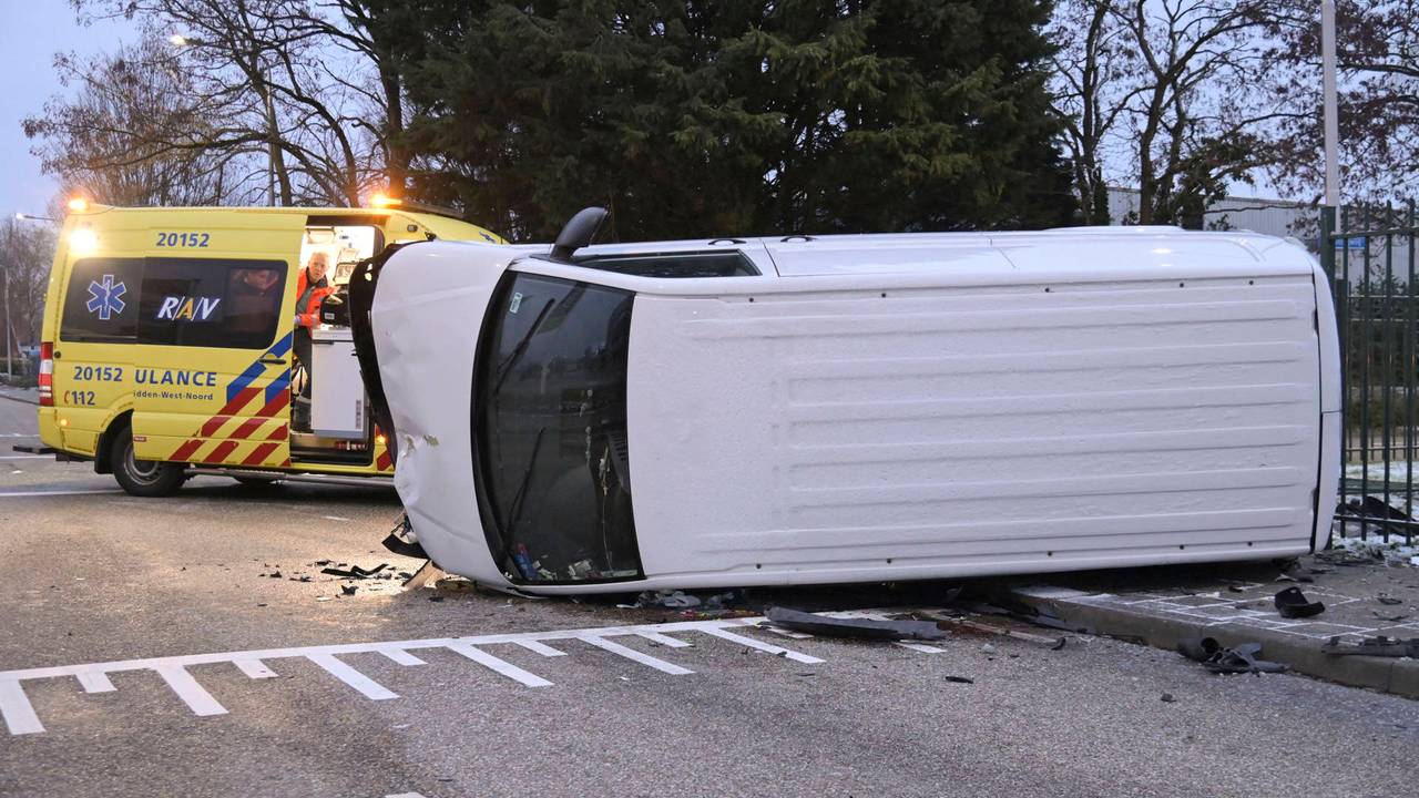 Busje belandt op zijkant bij botsing met auto in Etten-Leur