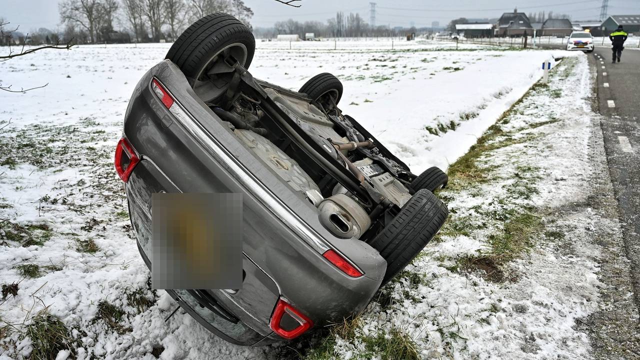 Vrouw komt met auto op de kop terecht in sloot in Tilburg