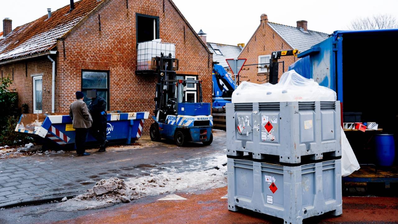Cocaïnewasserij vol jerrycans met chemicaliën ontruimd, straat dicht