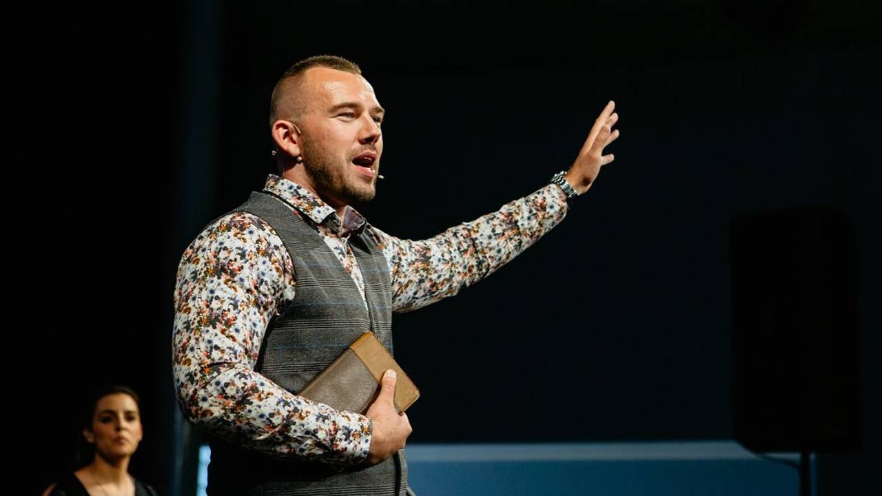 Van der Valk Hotel cancelt genezingsdienst, Tom de Wal spreekt van laster