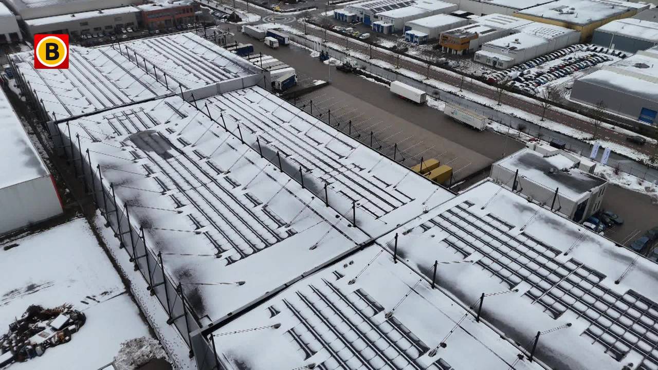 Deel van dak bedrijfshal transportbedrijf Waalwijk ingezakt door sneeuw
