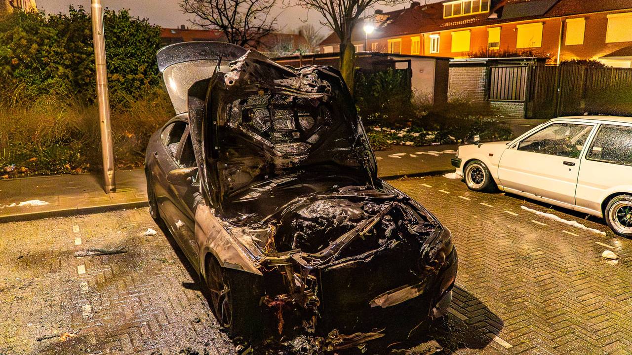 Auto uitgebrand in Oss, politie onderzoekt oorzaak