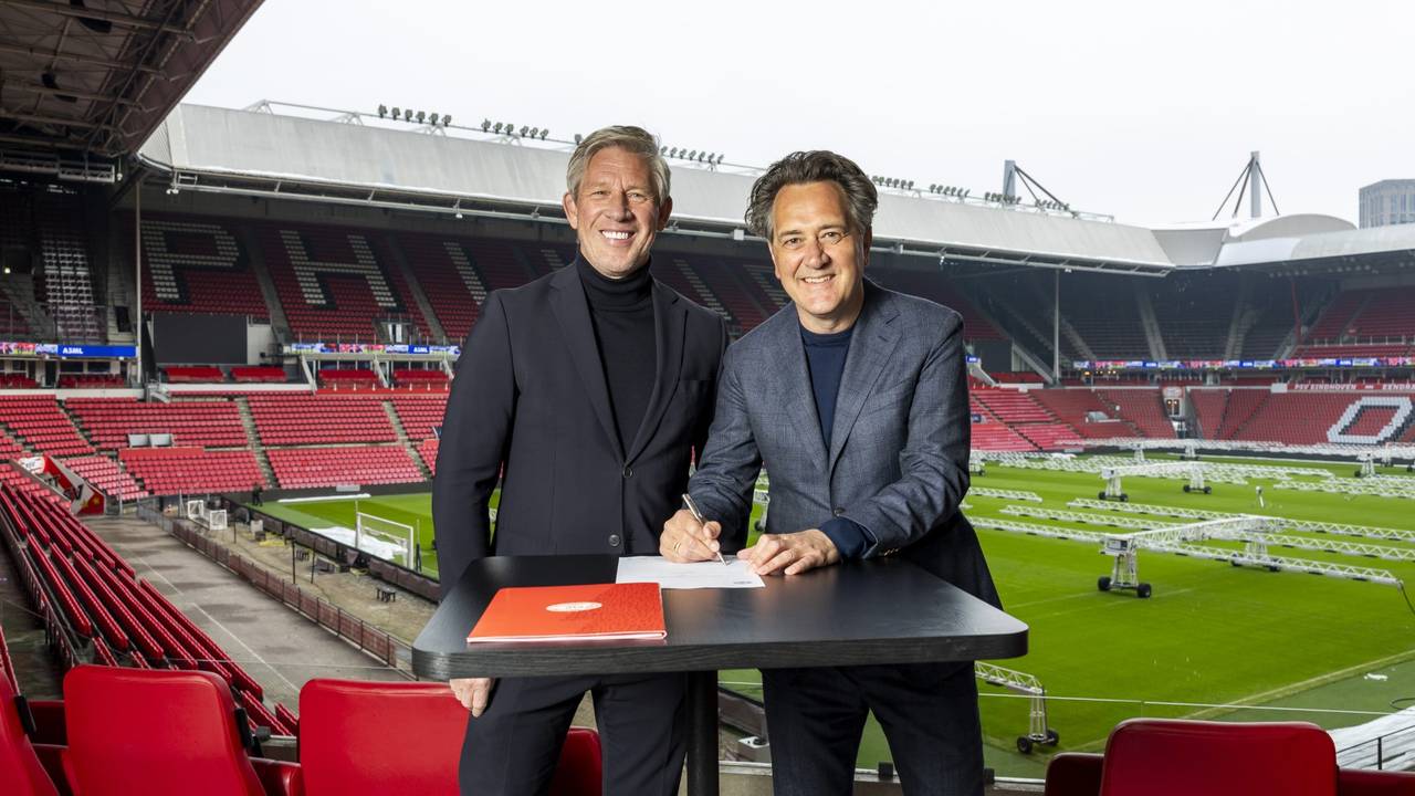 Marcel Brands van PSV en Frank Heemskerk (ASML) tijdens het tekenen van het contract (foto: ASML).