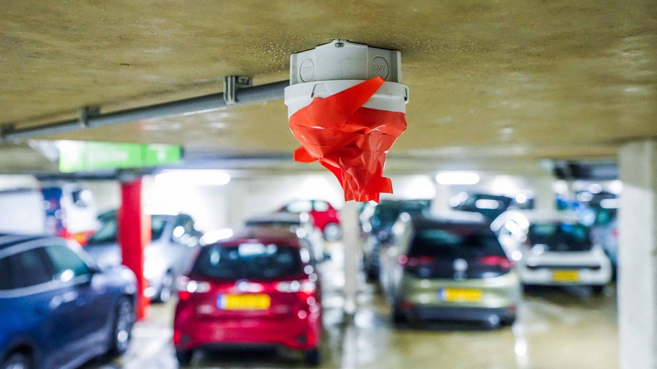 Een afgeplakte brandmelder in parkeergarage Witte Dame (Foto: Persbureau Heitink)