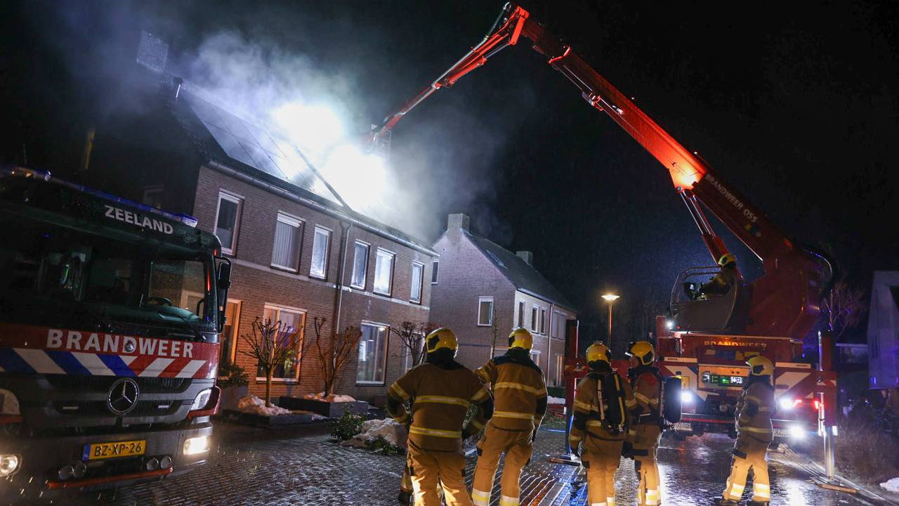 Huis in brand in Schaijk, rookwolken slaan uit het dak